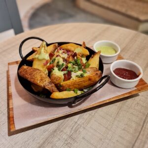 Papas con cheddar y verdeo (porción)