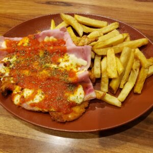 Milanesa de Pollo Napolitana con fritas