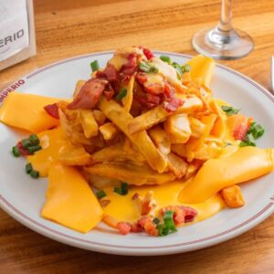 Papas con cheddar y panceta crocante