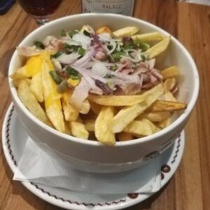 Papas con cheddar y panceta crocante