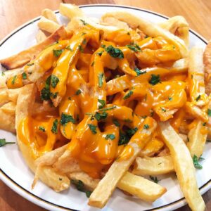 Papas fritas con queso cheddar