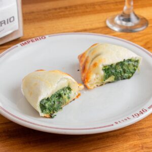 Empanada de Verdura y salsa blanca