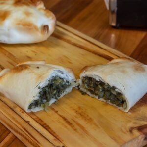 Empanada de Verdura con salsa blanca