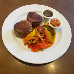 Bife de lomo con guarnición