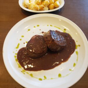 Lomo a la Pimienta con papas a la crema