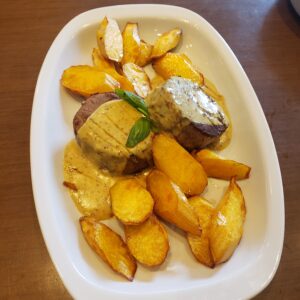 Lomo a las Dos Mostazas con papas españolas