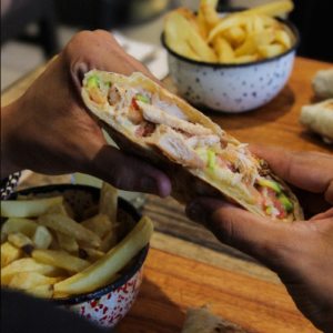 WRAP CAESAR con papas fritas