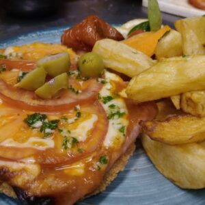 MILANESA NAPOLES con guarnición