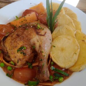 Muslo al horno con salsa portuguesa y papas