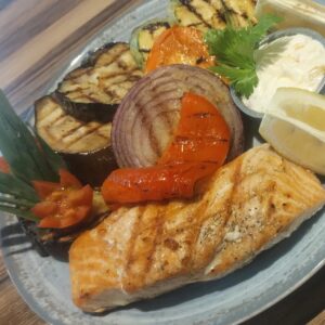 SALMÓN GRILLADO con guarnición
