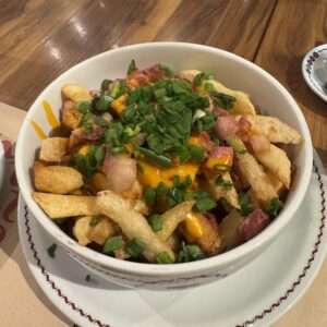 Papas con cheddar y panceta crocante